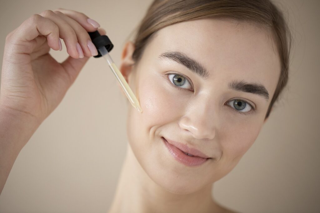 Kobieta oczyszcza twarz metodą OCM za pomocą oleju