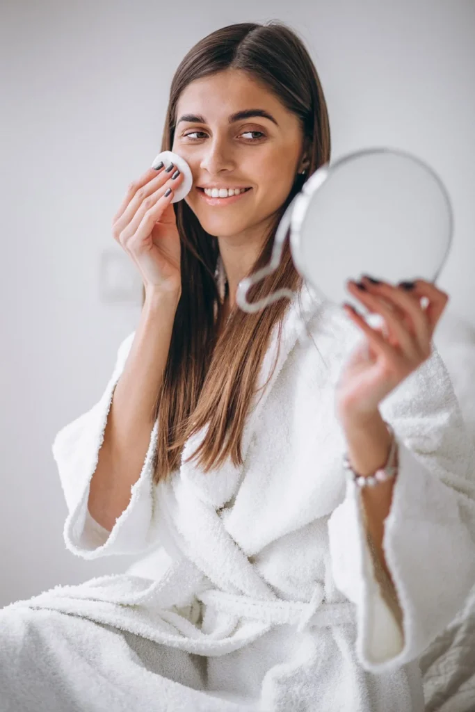 Kobieta przed lustrem zmywa wodoodporny makijaż
