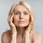 Pielęgnacja przeciwstarzeniowa: kobieta ze zmarszczkami i oznakami starzenia się skóry